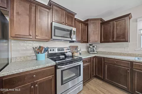 Kitchen - 203 Brice Ct, Hubert, NC 28539 photo 4 of 5