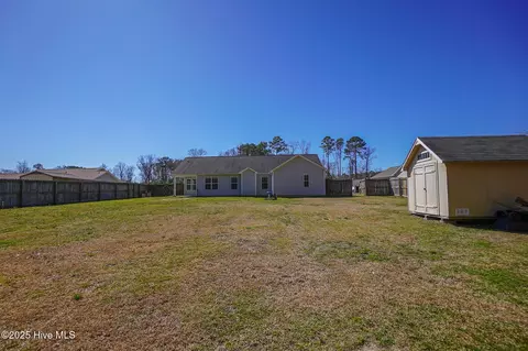 109 Hidden Hollow Dr, Richlands, NC 28574