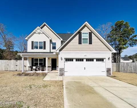 402 Crestmont Ct, Richlands, NC 28574