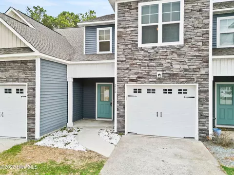 212 N Stingray Ln, Sneads Ferry, NC 28460