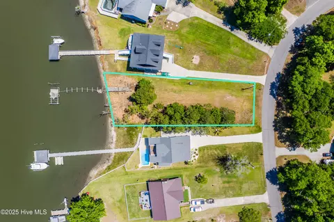 527 Chadwick Shores Dr, Sneads Ferry, NC 28460