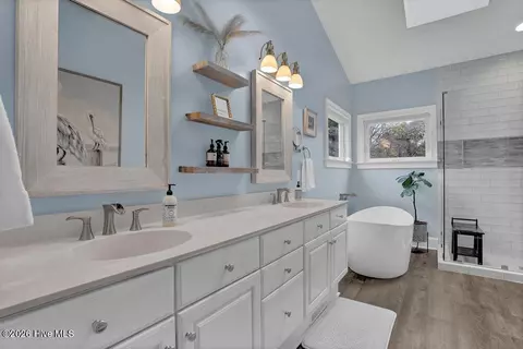 Bath - 350 Whitebridge Rd, Hampstead, NC 28443 photo 4 of 7