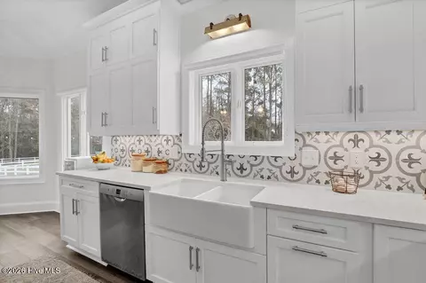 Kitchen - 350 Whitebridge Rd, Hampstead, NC 28443 photo 4 of 5
