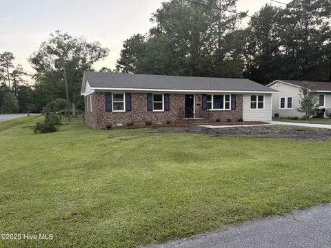 620 S Orange St, Wallace, NC 28466