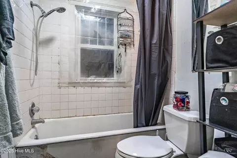 Bath - 402 E 2nd Ave, Chadbourn, NC 28431 photo 2 of 3