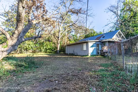 Exterior - 402 E 2nd Ave, Chadbourn, NC 28431 photo 10 of 12