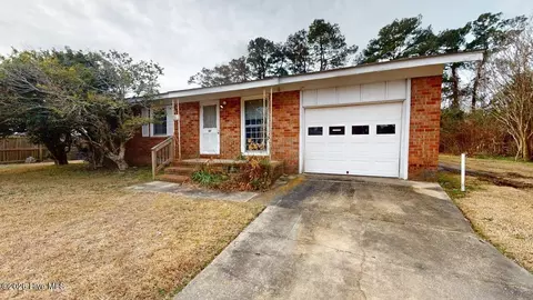 30 Berkshire Dr, Jacksonville, NC 28546