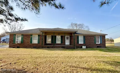 2146 Crescent Dr, Kinston, NC 28504