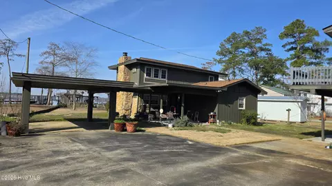 1136 White Lake Dr, Elizabethtown, NC 28337