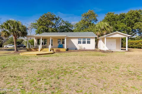 213 Sea Trace Ln, Newport, NC 28570