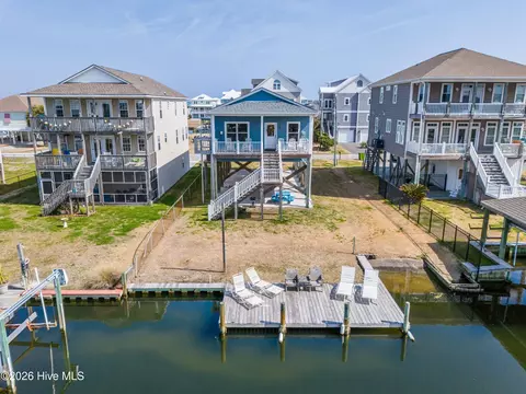 1017 1st St, Surf City, NC 28445