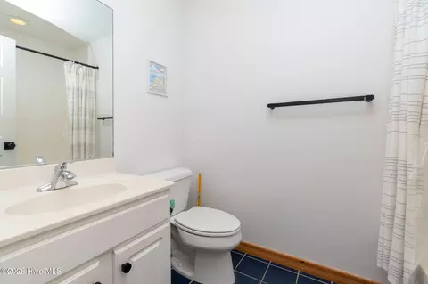 Bath - 632 Myrtlewood Ct, Corolla, NC 27927 photo 3 of 7