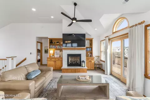 Living - 632 Myrtlewood Ct, Corolla, NC 27927 photo 2 of 3