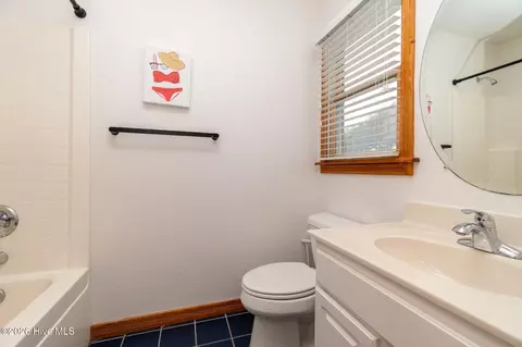 Bath - 632 Myrtlewood Ct, Corolla, NC 27927 photo 2 of 7