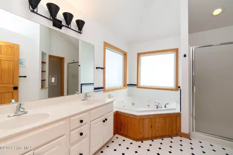 Bath - 632 Myrtlewood Ct, Corolla, NC 27927 photo 1 of 7