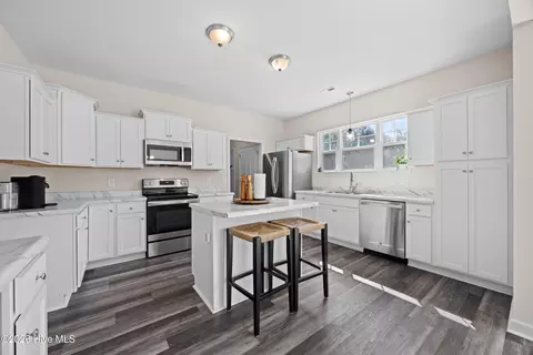 Kitchen - 406 Silverstone Pl, Hubert, NC 28539 photo 1 of 4
