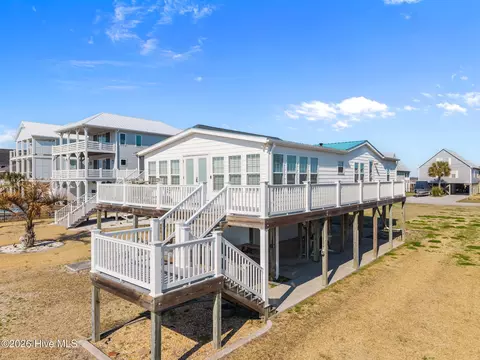 9055 W 9th St, Surf City, NC 28445