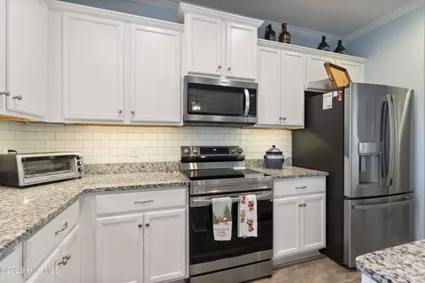 Kitchen - 21 Violetear Rdg, Hampstead, NC 28443 photo 2 of 2