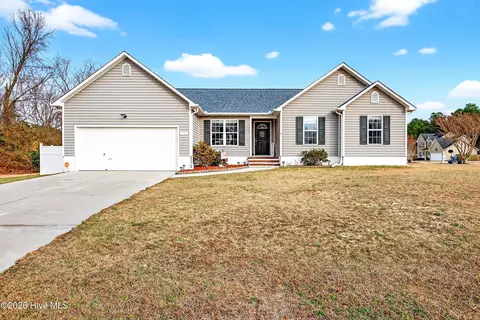 136 Camellia Creek Dr, Richlands, NC 28574