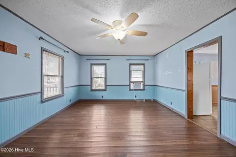 Living - 489 E Pungo St, Belhaven, NC 27810 photo 3 of 6