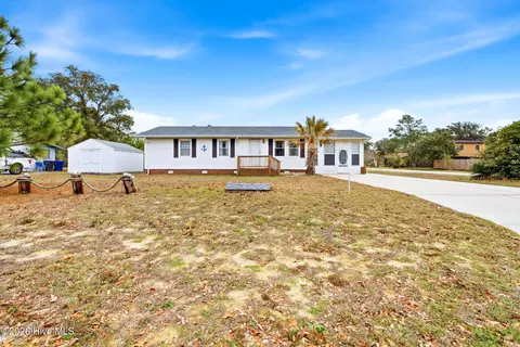 304 NE 50th St, Oak Island, NC 28465