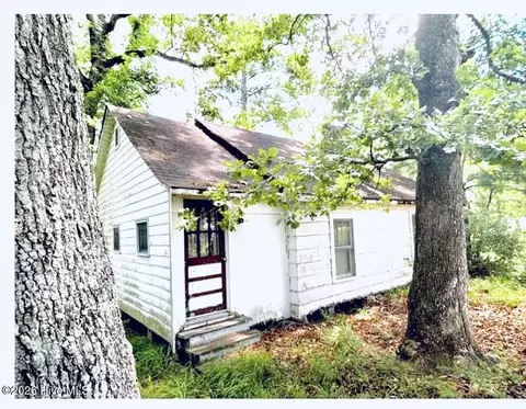 422 E Poplar St, Bladenboro, NC 28320