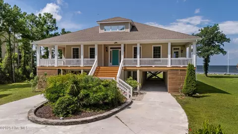 522 Sandy Point Dr, Beaufort, NC 28516