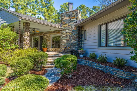 250 Country Club Cir, Southern Pines, NC 28387