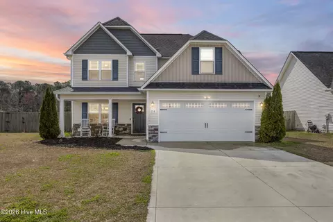 214 Breakwater Dr, Sneads Ferry, NC 28460