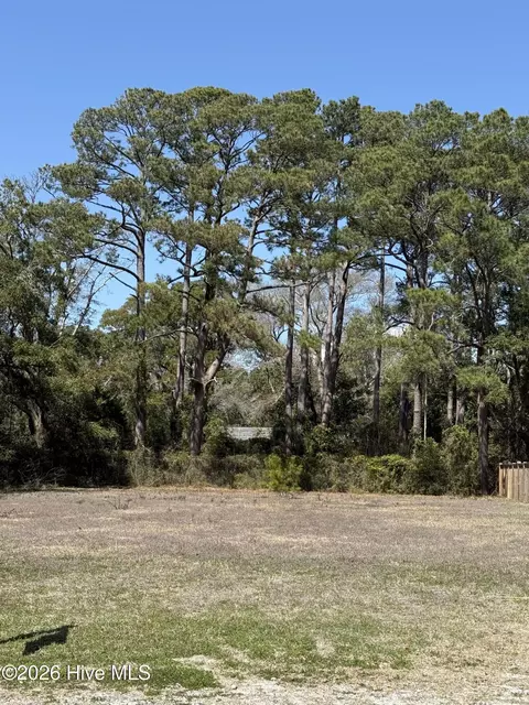 211 E Leonard St, Southport, NC 28461
