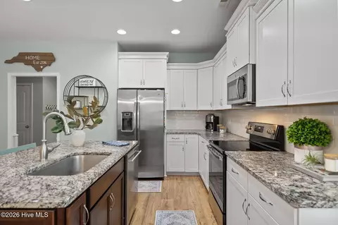 Kitchen - 893 Dan Owen Dr, Hampstead, NC 28443 photo 8 of 10