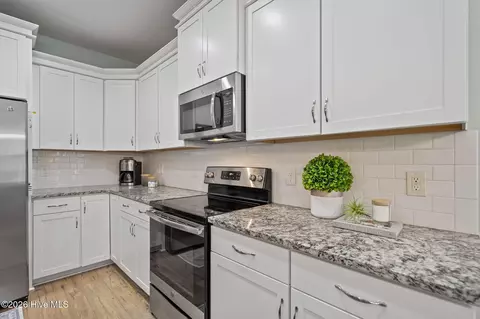 Kitchen - 893 Dan Owen Dr, Hampstead, NC 28443 photo 7 of 10