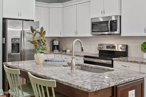 Kitchen - 893 Dan Owen Dr, Hampstead, NC 28443 photo 6 of 10