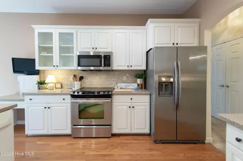 Kitchen - 19 Oxton Cir, Pinehurst, NC 28374 photo 3 of 4