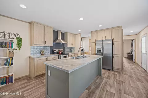728 James St, Hubert, NC 28539 photo 8
