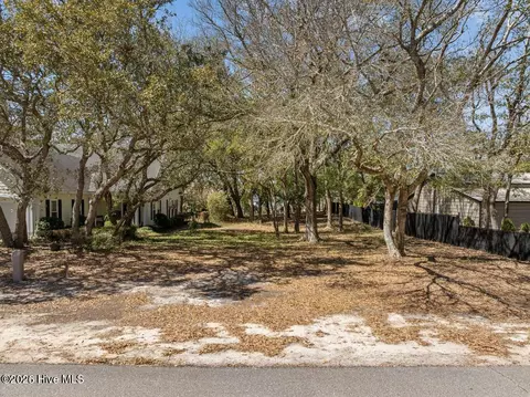121 SW 13th St, Oak Island, NC 28465