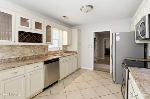 Kitchen - 108 Foxlair Dr, Hubert, NC 28539 photo 4 of 5