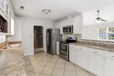 Kitchen - 108 Foxlair Dr, Hubert, NC 28539 photo 3 of 5