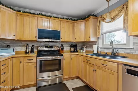 Kitchen - 19 Arrowhead Dr, Hubert, NC 28539 photo 2 of 4
