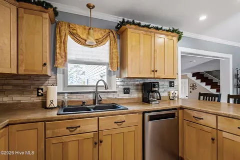 Kitchen - 19 Arrowhead Dr, Hubert, NC 28539 photo 3 of 4