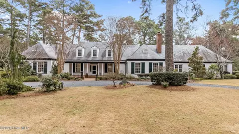 667 Yadkin Rd, Southern Pines, NC 28387