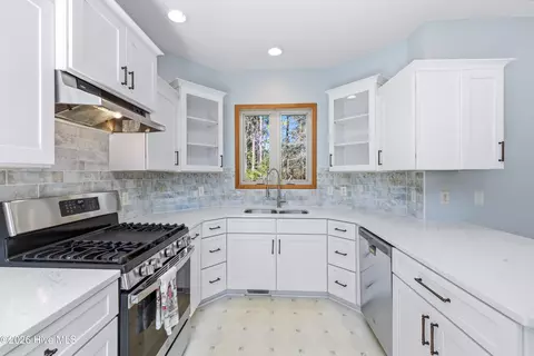 Kitchen - 35 Harold Ct, Hampstead, NC 28443 photo 1 of 2