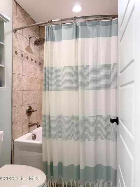 Bath - 104 Grey Moss Ct, Hampstead, NC 28443 photo 7 of 8