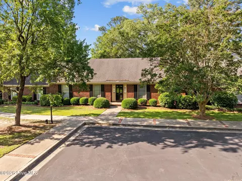 809 Greenbriar Rd, Kinston, NC 28501