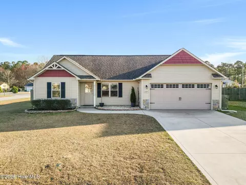 224 Breakwater Dr, Sneads Ferry, NC 28460