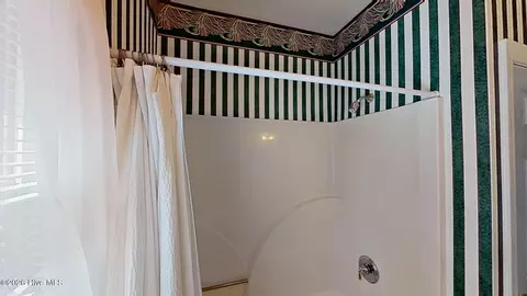 Bath - 202 Geneva Ct, New Bern, NC 28562 photo 4 of 5