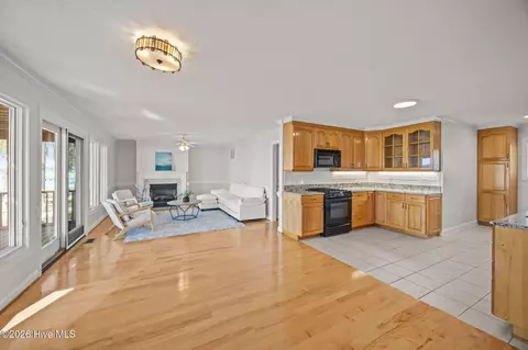 Living - 314 E Bayside Dr, Chocowinity, NC 27817 photo 4 of 5
