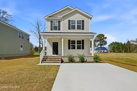 708 W Hayes St, Burgaw, NC 28425