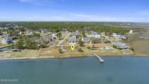 608 Bronna Rd, Beaufort, NC 28516