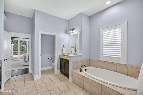 Bath - 5010 Dockside Dr, Wilmington, NC 28409 photo 2 of 9